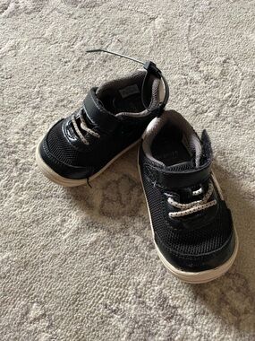 Stride Rite Black and White Toddler Sneakers with Velcro size 4M